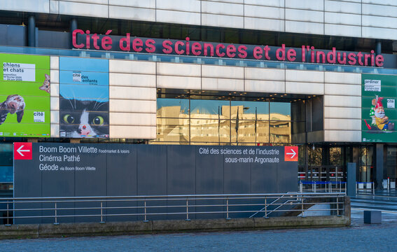 Paris, France - 02 02 2026 : l'entr&eacute;e de la Cit&eacute; des sciences et de l'industrie avec les affiches des expositions en cours