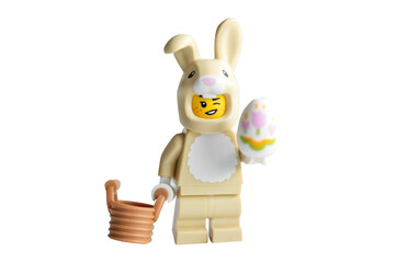 Naklejka premium Lego minifigure Easter bunny with an egg and basket on a white background. 