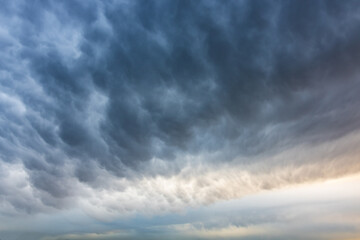 Obraz premium Stormy sky with unusual cloud formations. Dramatic climate and weather photo.