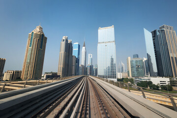 Obraz premium Modern elevated metro railway track with urban cityscape and skyscraper buildings.