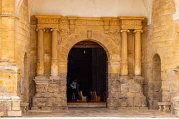 Naklejka premium Adorned Romanesque archway leading into historic church in Fromista