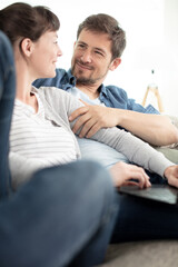 Obraz premium couple watching movie on laptop