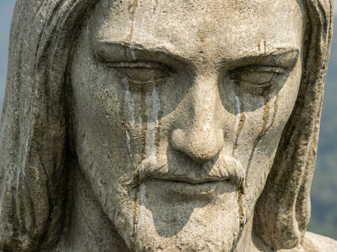 Rosto de Cristo chorando &ndash; escultura religiosa realista com l&aacute;grimas e express&atilde;o de f&eacute;