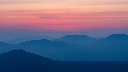 Obraz premium Serene twilight hues painting the silhouette of majestic mountain peaks at dusk