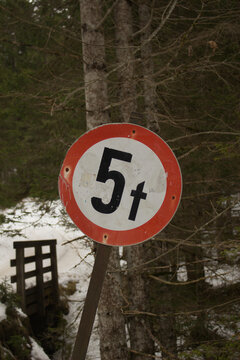 5t weight limit road sign, maximum 5 tonnes traffic restriction signage
