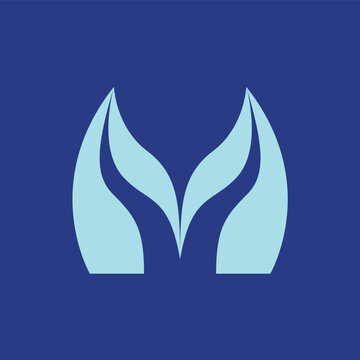 Logo minimaliste lettre M organique, forme v&eacute;g&eacute;tale stylis&eacute;e et identit&eacute; visuelle moderne