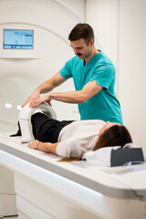 Obraz premium Doctor preparing patient for mri scan in hospital