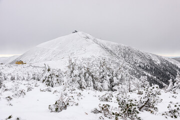 Karkonosze zimą z widokiem na Śnieżkę i schronisko Dom Śląski, polskie góry zimową porą. Dolny Śląsk, Karpacz © krzys ser