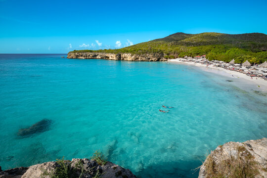 The stunning turquoise waters of Grote Knip beach, also known as Kenepa Grandi, are seen from a high viewpoint in Curacao.