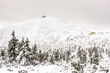 Karkonosze zimą z widokiem na Śnieżkę i schronisko Dom Śląski, polskie góry zimową porą. Dolny Śląsk, Karpacz © krzys ser
