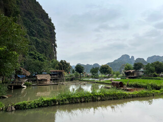 Obraz premium Ninh Binh Vietnam – Scenic Karst Mountains, Rivers and Rice Fields Landscape