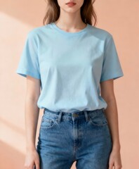 Obraz premium Woman wearing light blue t-shirt 