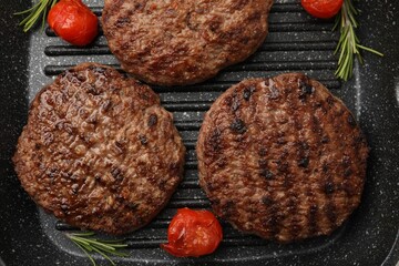 Obraz premium Delicious grilled meat patties, tomatoes and rosemary in grill pan, flat lay