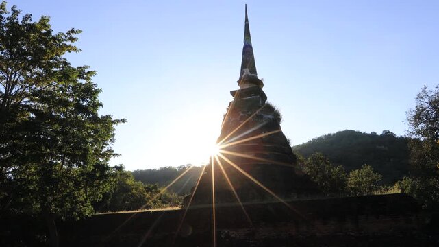 The background of the video is a natural atmosphere surrounded by mountains, trees, streams, wind blowing through the grass, tea plantations and beautiful orchards during the journey.