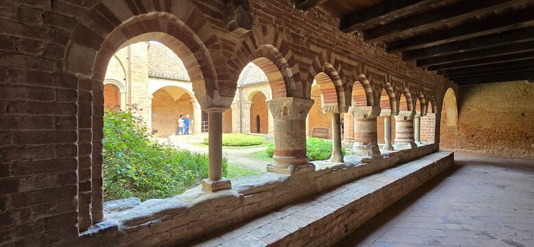 Veduta laterale  di un chiostro antico