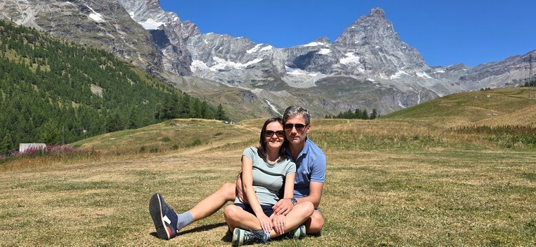 in posa col Monte Cervino  come fondale
