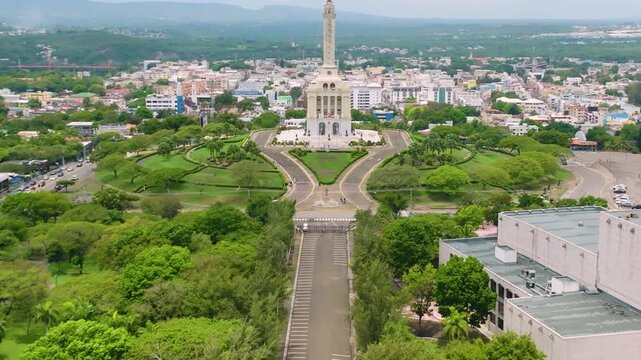 Plano descubriendo el Monumento a los Héroes de la Restauración, Santiago de los Caballeros, Rep&uacute;blica Dominicana.