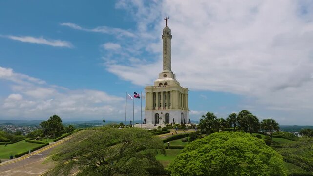 Monumento a los Héroes de la Restauración Santiago de los Caballeros, Rep&uacute;blica Dominicana, desde abajo.