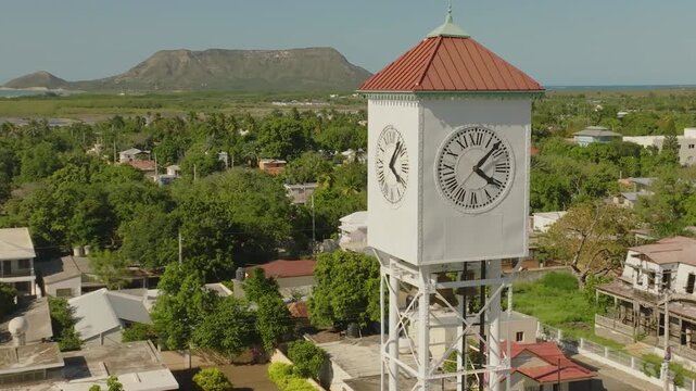 El Reloj de Montecristi de cerca, detr&aacute;s el Morro, Rep&uacute;blica Dominicana.