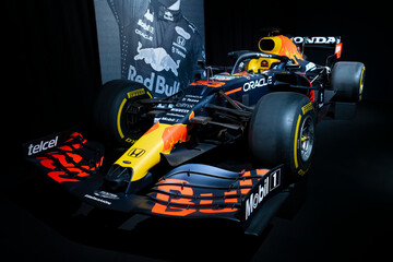 Obraz premium Max Verstappen's 2021 Red Bull Racing RB16B F1 Race Car