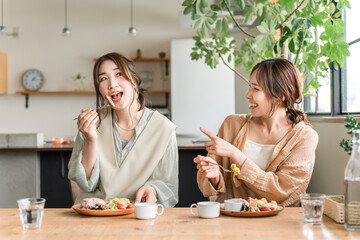 A woman visiting cafes and having a delicious lunch with her friends (girls' get-together)