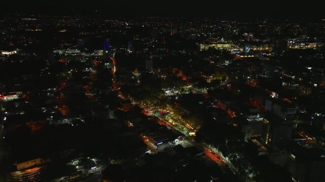 Drone nocturno en la Zona residencial Los Jardines, Santiago de los Caballeros