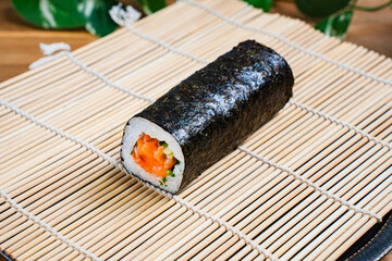 サーモン巻き寿司 © mike_taro