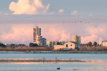 Naklejka premium Fairytale Lake Sunset With Pink Sky and Reflected Houses
