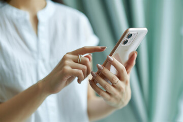 スマホを操作する女性の手元　Woman's hand operating a cell phone　Generative AI