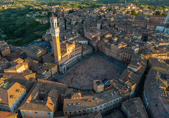 Obraz premium Aerial view of Piazza del Campo, the historic main square of Siena, featuring Torre del Mangia and medieval architecture in Tuscany, Italy
