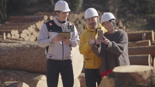 建築資材を見学ツアーに参加する夫婦: 多摩木材センター協同組合