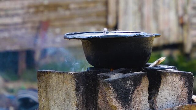 Olla tradicional cocinando a fuego de le&ntilde;a