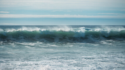 Fototapeta premium waves breaking on the beach