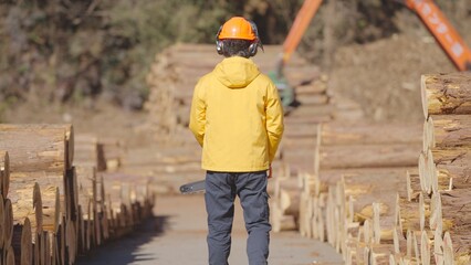 貯木場で働く林業従事者:撮影協力　多摩木材センター協同組合