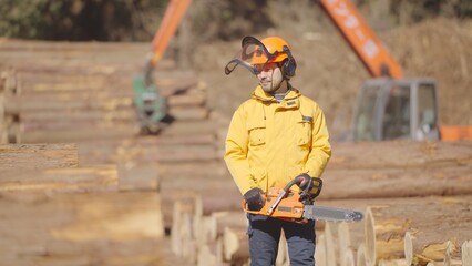 貯木場で働く林業従事者:撮影協力　多摩木材センター協同組合