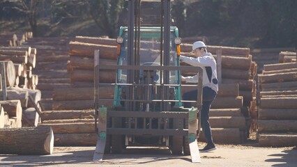 フォークリフトに乗り込む林業従事者 : 多摩木材センター協同組合	