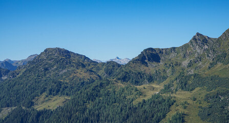 Obraz premium Dreamlike Mountain Landscape at Planai and Schladming, Austria – Scenic Alpine Panorama on a Sunny Day