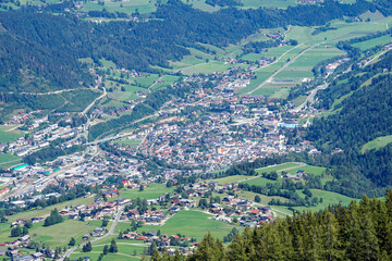 Naklejka premium Scenic Alpine Town of Schladming Seen from Above – Detailed Telezoom Cityscape on a Clear Day