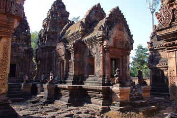 Obraz premium ruined ancient hindu and buddhist temple (banteay srei) in angkor in siem reap in cambodia 