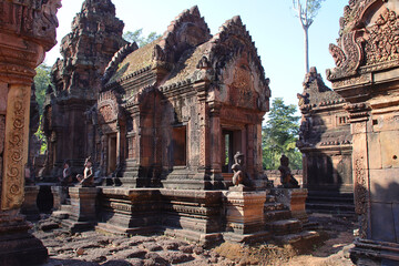Obraz premium ruined ancient hindu and buddhist temple (banteay srei) in angkor in siem reap in cambodia 