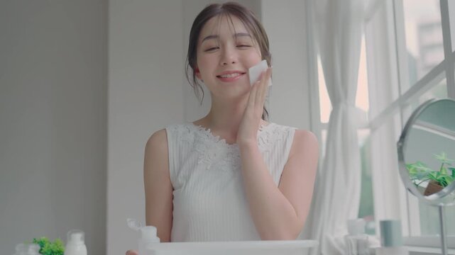 スキンケアをする女性