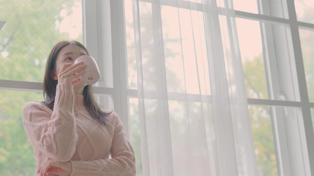 マグカップを持つ女性