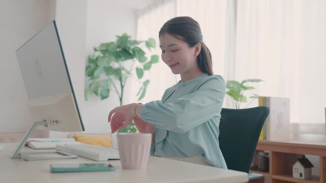 オフィスで仕事をする女性