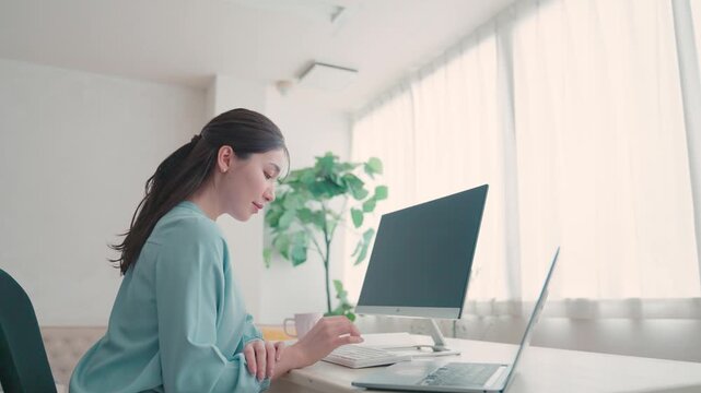 オフィスで仕事をする女性