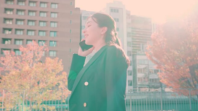 電話をする女性