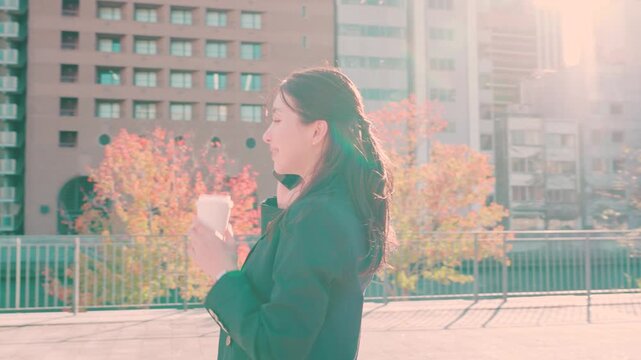 電話をする女性