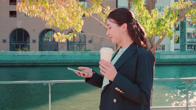 スマホを見る女性