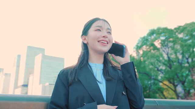 電話をする女性