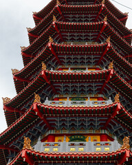 Obraz premium Red chinese pagoda creating traditional asian architecture
