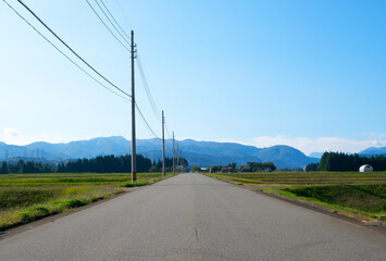 新潟県津南町、段丘上の広域農道の直線路、北から南方面